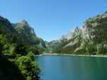 Cambairy et les jumelles se reflètent dans le Lac de Taney.