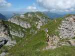 Vue sur la crête du Güggisgrat avec une colonne de marcheurs