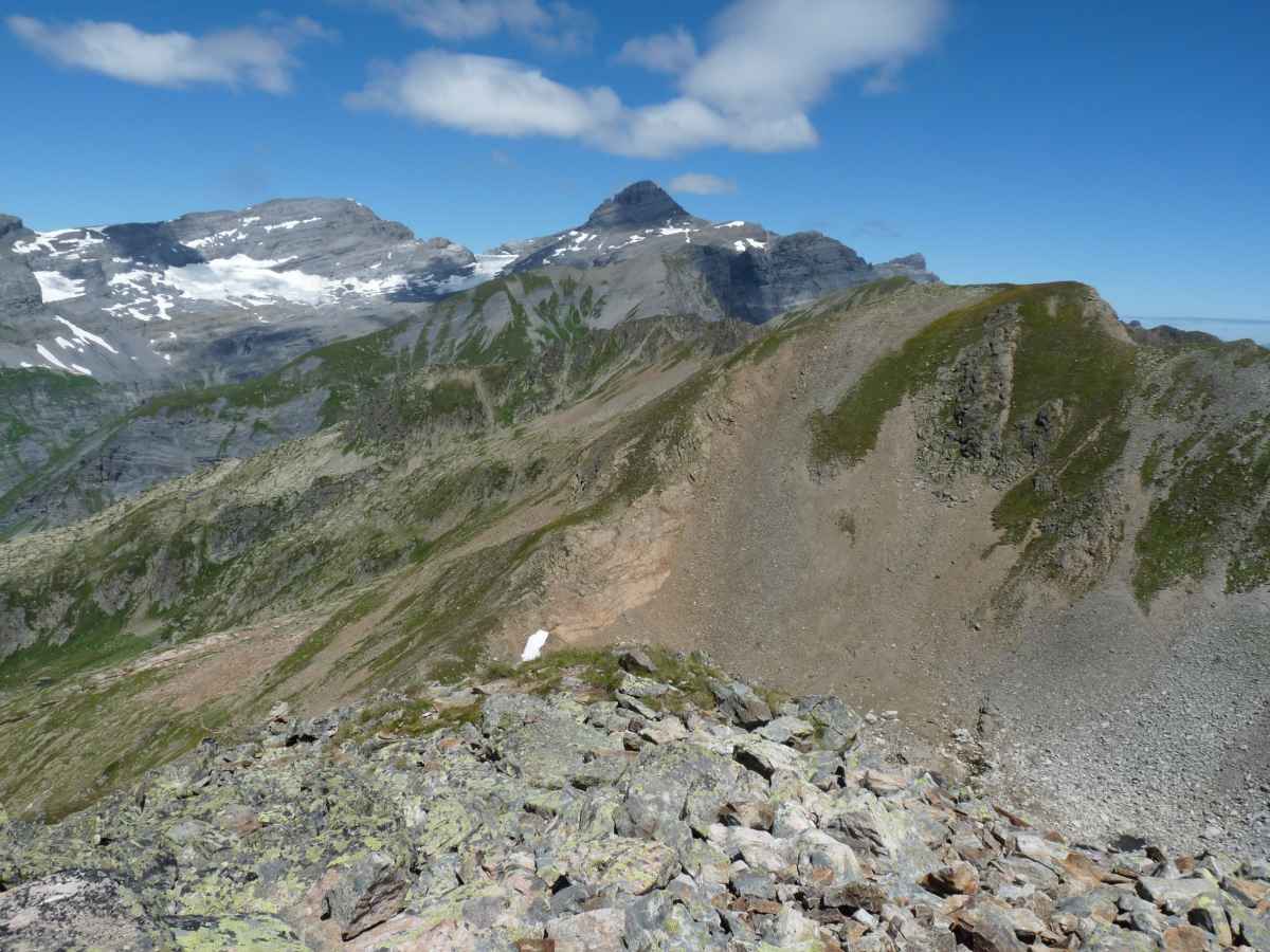 La pointe d'Aboillon (pyramide foncée)  ponctue une chaîne qui part de Bel Oiseau et passe par Fontanabran