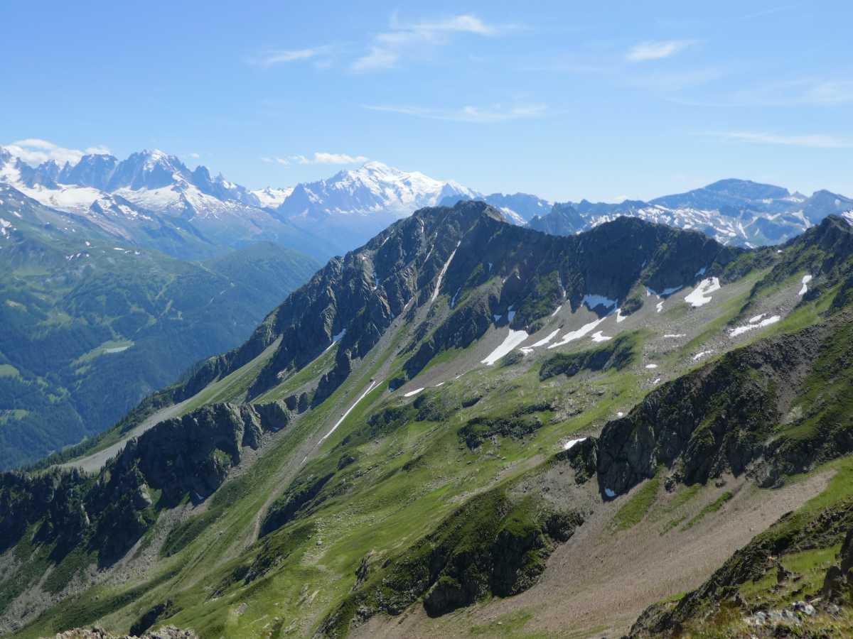 Lac d'Emosson caché derrière ces montagnes