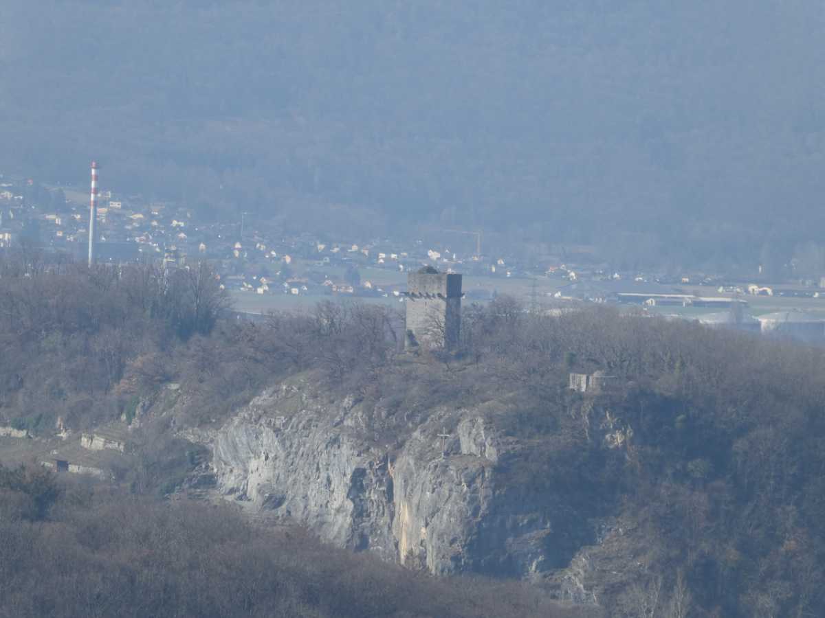 La Tour de St-Triphon au loin présente sa forme massive et pour l'occasion embrumée! Au dernières nouvelles le public ne peut ni y monter ni en visiter l'intérieur.