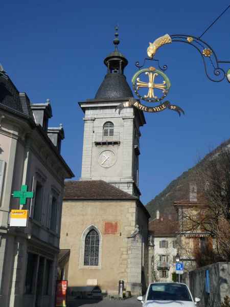 Le cloché de l'église d'Ollon, doté de deux horloges dont la principale est bien visible depuis le centre du village.