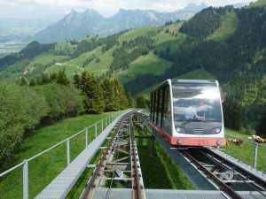 Notre funiculaire descend et croise celui qui monte devant la Dent de Broc