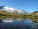 Reflet montagneux avec l'appareil au raz de l'eau.