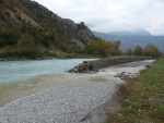 Les eaux grises de la Dranse se mélangent aux eaux bleues turquoises du Rhône.