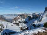 Les  Rochers de Naye apparaissent sur la droite.