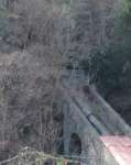 Le petit pont de bois pourri se situe dans la partie supérieure droite du pont de pierre