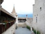 Château d'Aigle cours intérieure avec vue sur les géraniums