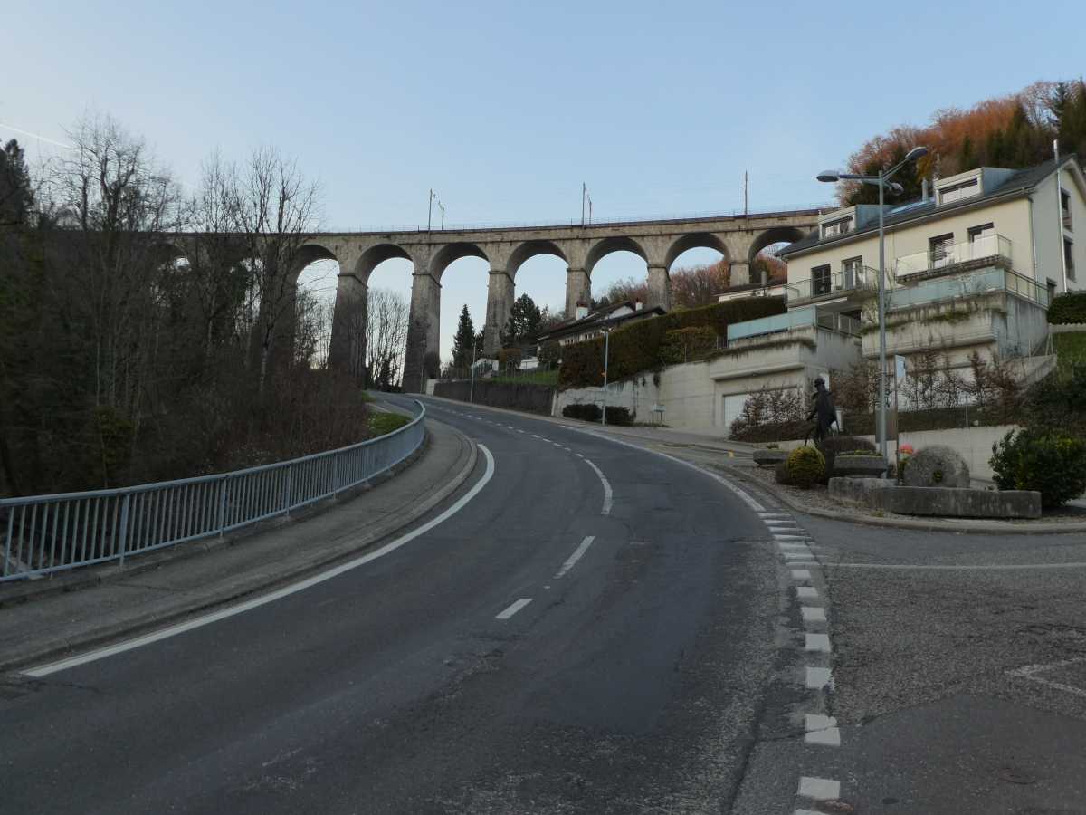 Le Viaduc de la Paudèze présente ses grandes arches de pierres