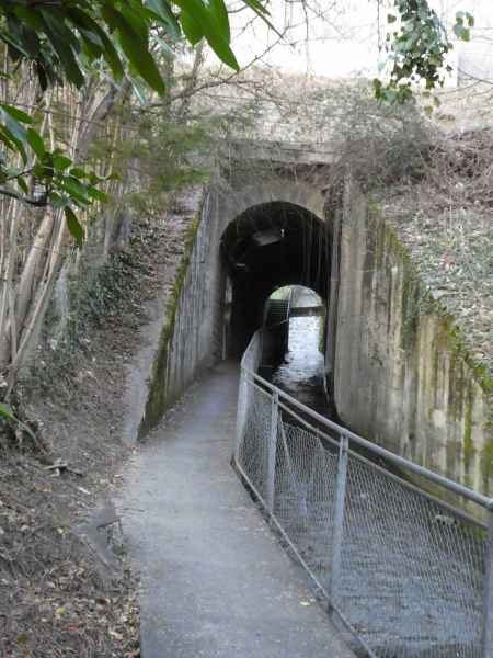 Tunnel et escaliers sous les voies du chemin de fer.